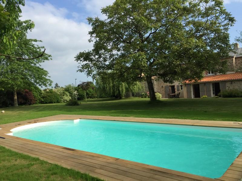 Piscine RÉ avec escalier roman