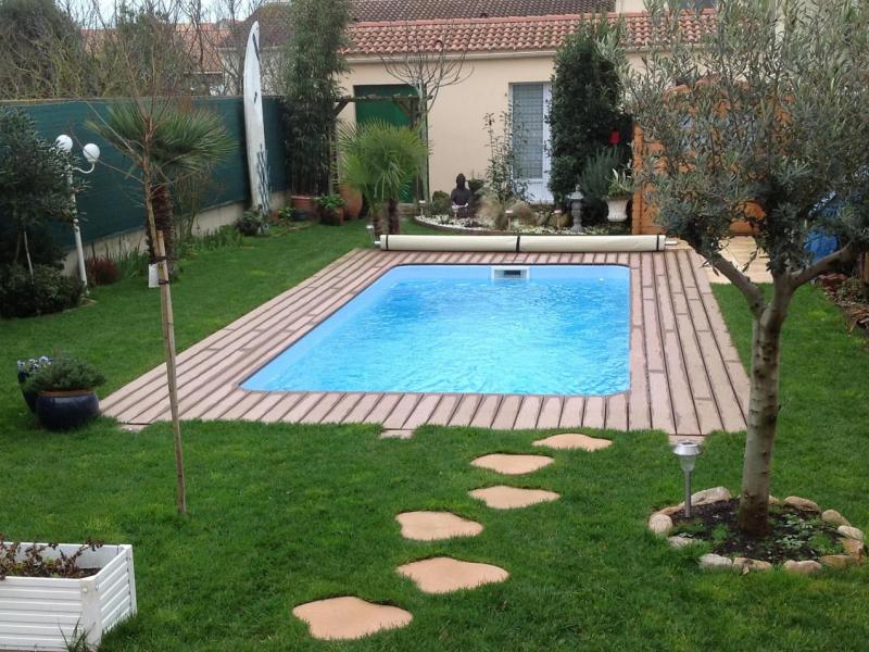 Piscine avec ses escaliers latéraux adaptée pour tous les terrains