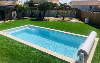 piscine blanche avec pelouse.jpg